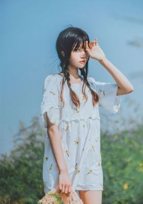 将军掀开她的乳罩揉捏她的胸